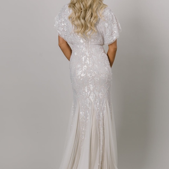 Stunning Adrianna Papell Platinum Bridal Gown 39001 - Size 6 - New - Picture 2 of 5